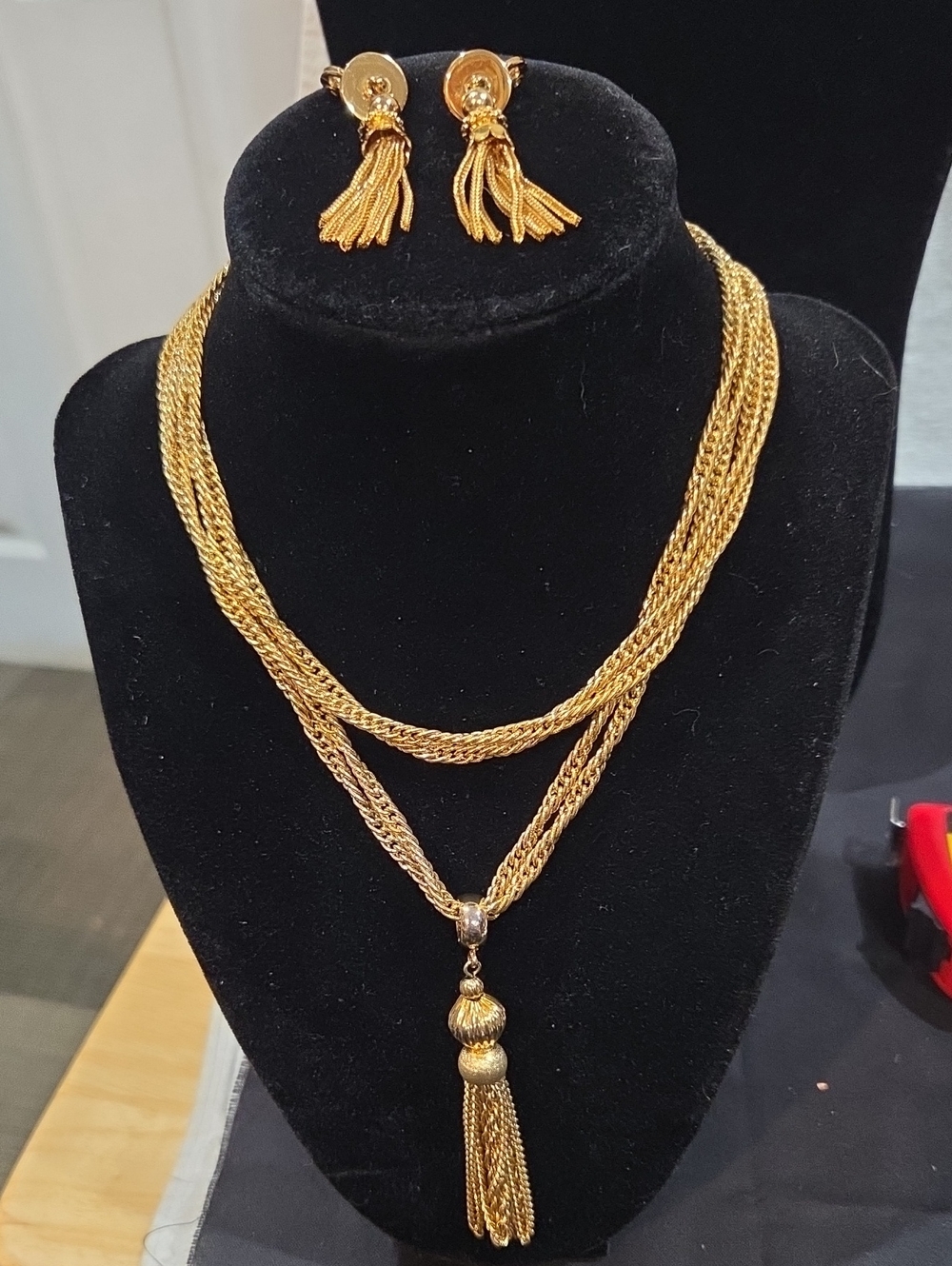 VINTAGE MONET NECKLACE AND EARRINGS SET